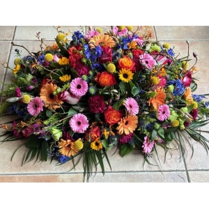 Rouwarrangement groot ovaal in mix kleuren