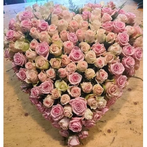 Rouwarrangement dichte hartvorm pink roses