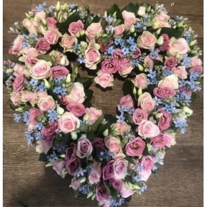 Rouwarrangement open hartvorm pink blue