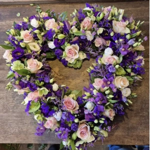 Rouwarrangement open hartvorm paars roze  Anja