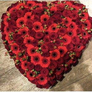 Rouwarrangement red hart