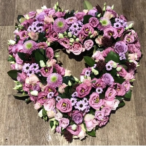 Rouwarrangement open hart roze Lotte