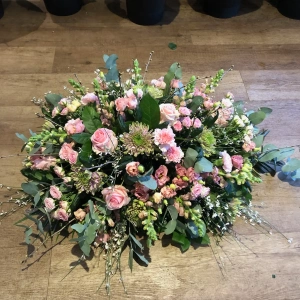 Rouwstuk rond pink losjes opgestoken
