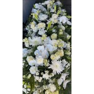 Rouwarrangement kistbedekking in witte tinten met phalaenopsis orchideeën