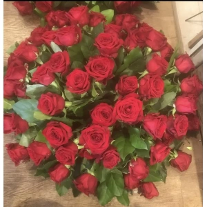 Rouwarrangement red roses rond
