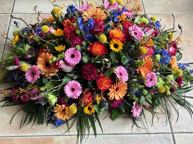 Rouwarrangement groot ovaal in mix kleuren
